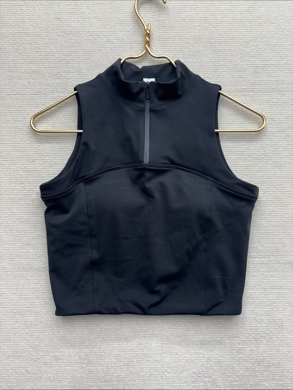 Gold Hinge medium Women’s Black Sleeveless Zip-Front Active Crop Top